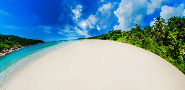 Spiaggia soleggiata — Foto Stock