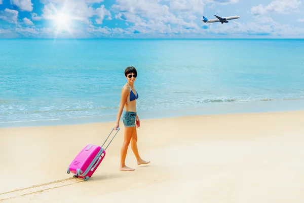 Nő a tengerparton egy bőrönddel — Stock Fotó