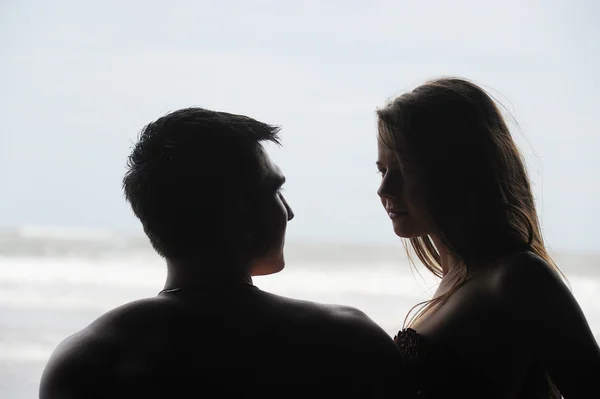 Pasangan muda di pantai — Stok Foto
