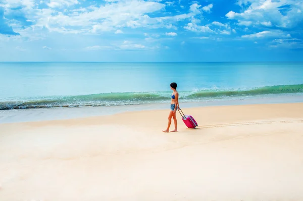Kvinne med koffert på stranda – stockfoto