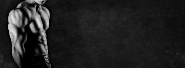 kaslarına gösterilen vücut geliştirmeci