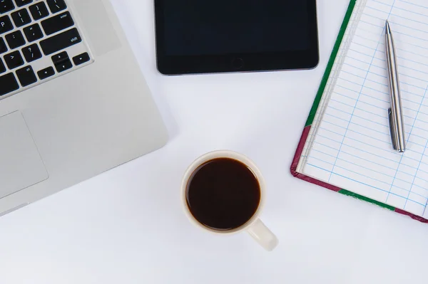 Kaffekopp och laptop för företag. — Stockfoto