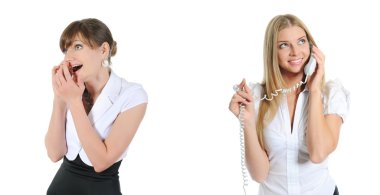 Gülümseyen bir iş kadını telefonunun portresi