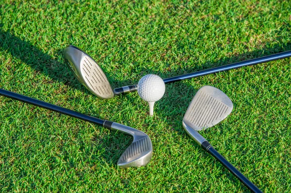 Golf club. gröna fält och bollen i gräs — Stockfoto