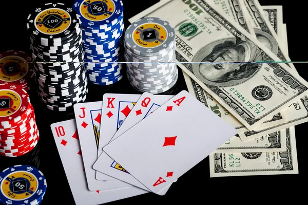 扑克筹码玩纸牌和美元 图库照片