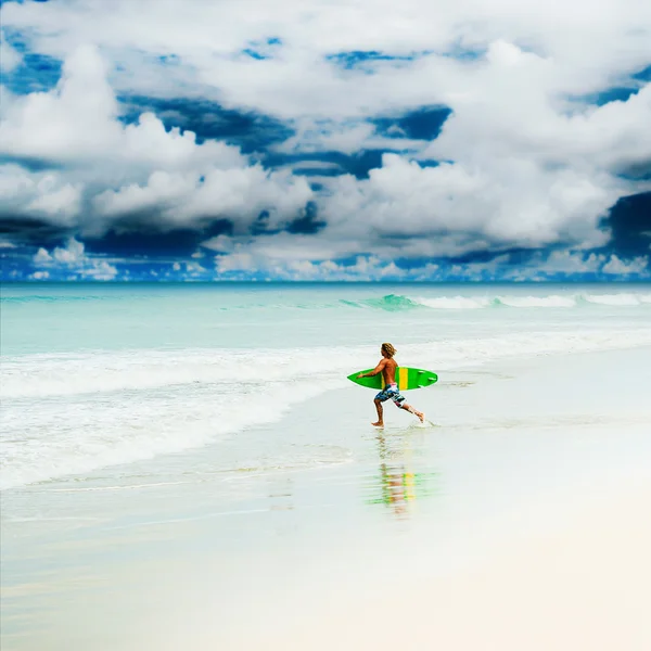 Surfista atlético con tabla —  Fotos de Stock
