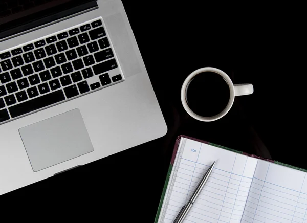 Koffiecup en laptop voor het bedrijfsleven. — Stockfoto