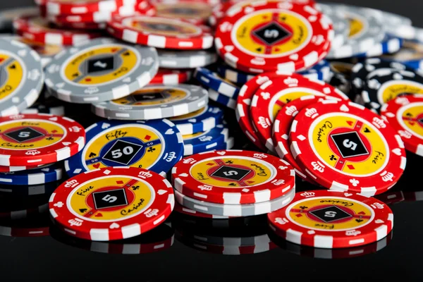 Poker chips speelkaarten — Stockfoto