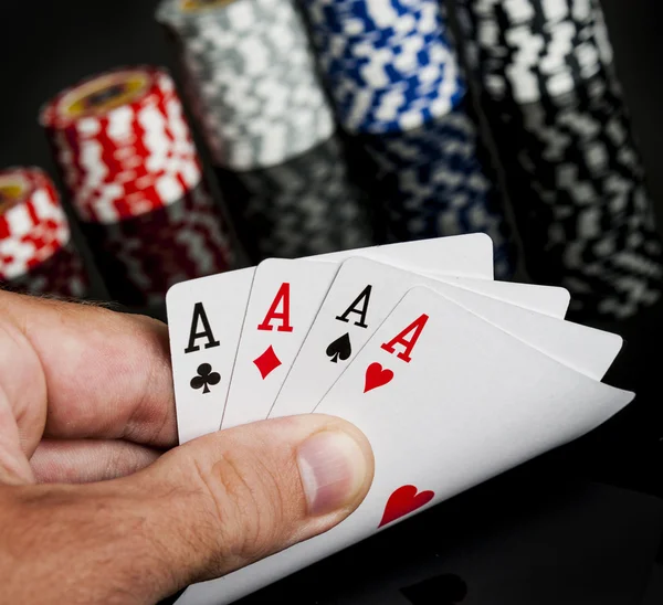Spielkarten mit Pokerchips — Stockfoto