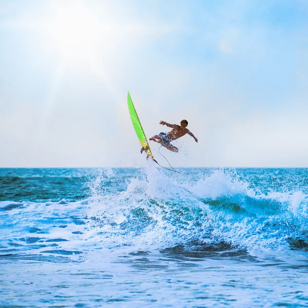 Surfeur sportif avec planche Image En Vente