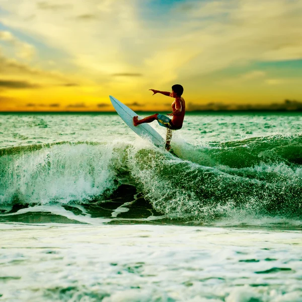 Sportlicher Surfer mit Brett — Stockfoto