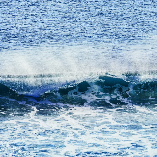 Vířila modré barevné oceánu vlnu — Stock fotografie