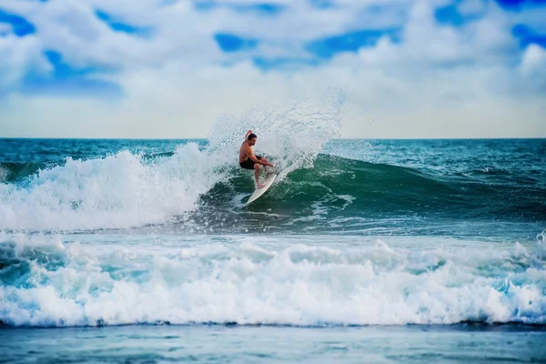 Surfeur sportif avec planche — Photo