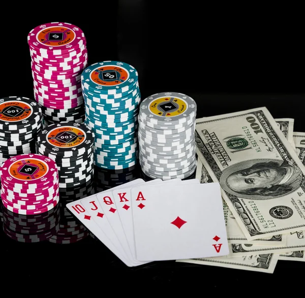 Poker chips speelkaarten en dollars — Stockfoto