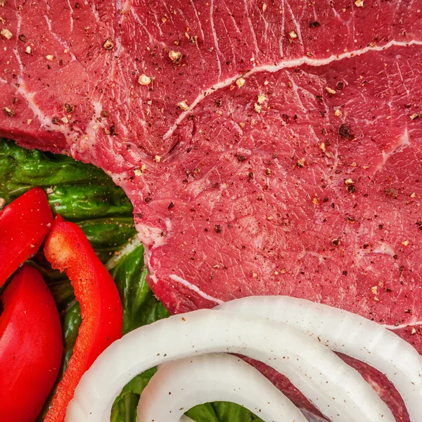 Mięso z cebulą i papryką — Zdjęcie stockowe
