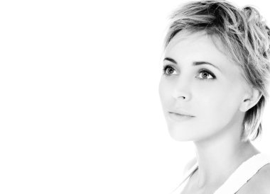 Güzel bir genç kadının portresi.