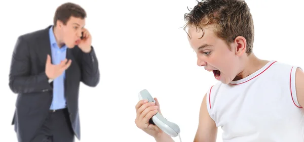 Pai e filho estão discutindo enquanto falam pelo telefone — Fotografia de Stock