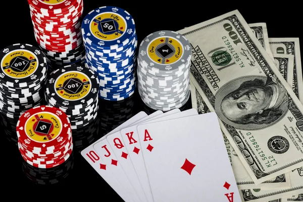 扑克筹码玩纸牌和美元 图库图片