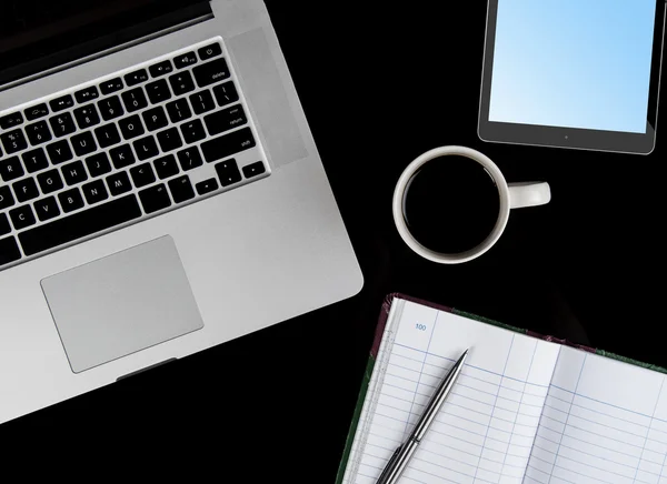 Kaffekopp och laptop för företag. — Stockfoto