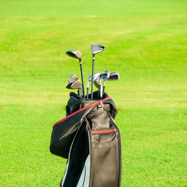 Λέσχη γκολφ. τσάντα με μπαστούνια του γκολφ — Φωτογραφία Αρχείου
