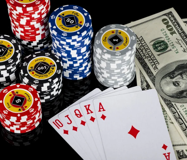 扑克筹码玩纸牌和美元 — 图库照片