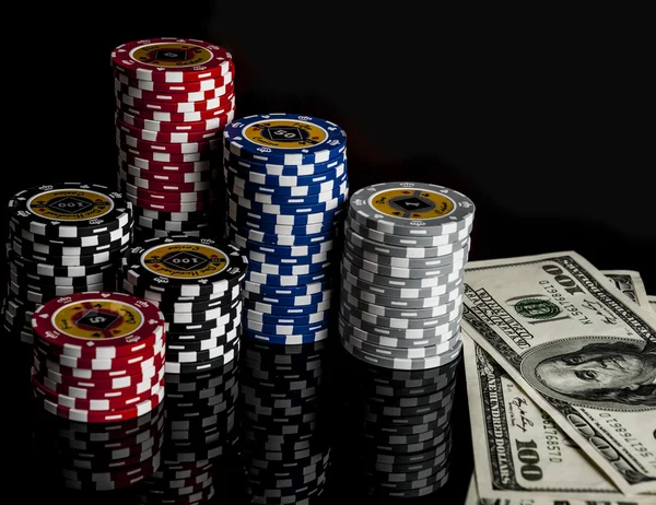 Poker chips speelkaarten en dollars — Stockfoto