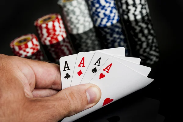 Poker žetony hrací karty a dolary — Stock fotografie