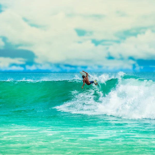 Sportos szörfös ellátással — Stock Fotó