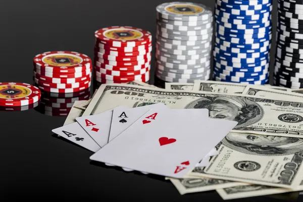 Poker chips speelkaarten en dollars — Stockfoto