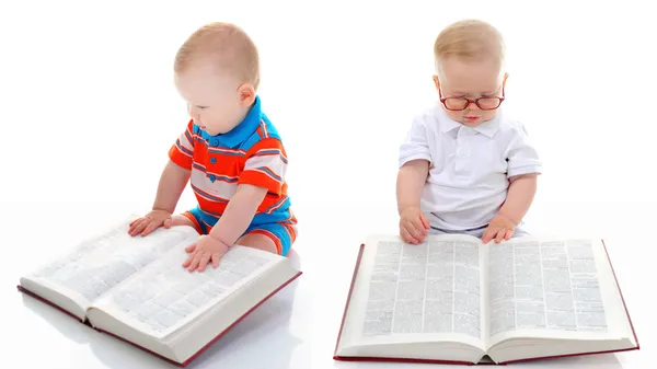 Petit garçon intelligent lit un grand livre . — Photo