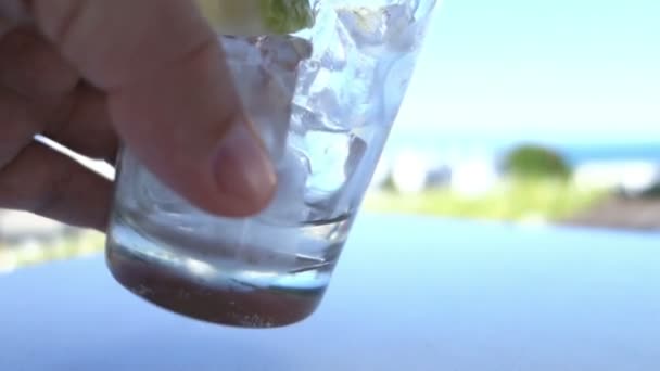 Nalévání cola sklo s citronem — Stock video