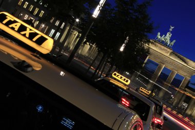 Berlin - taksi brandenburger tor - sermaye içinde hareket