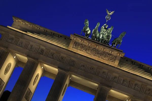 Berlin - brandenburger tor - quadriga op blauwe uur — Stockfoto