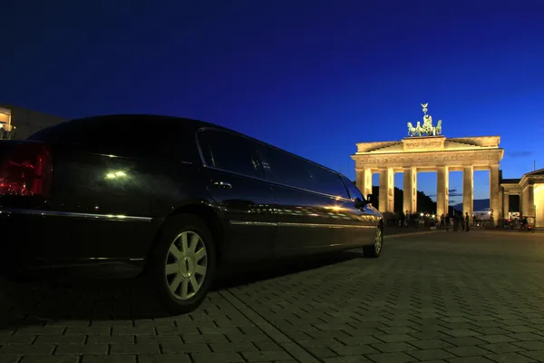 Берлін - Brandenburger Tor з Stretch лімузин - Arm aber секс Ліцензійні Стокові Зображення