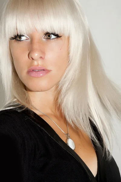 Porträtt av en vacker blond kvinna med gröna ögon — Stockfoto