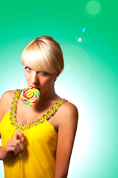 Blondin med lollipop — Stockfoto