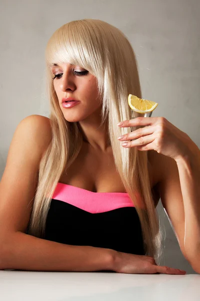 Piękna blondynka w barze picie tequili — Zdjęcie stockowe