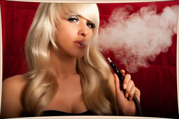 Kobieta pali fajki — Zdjęcie stockowe