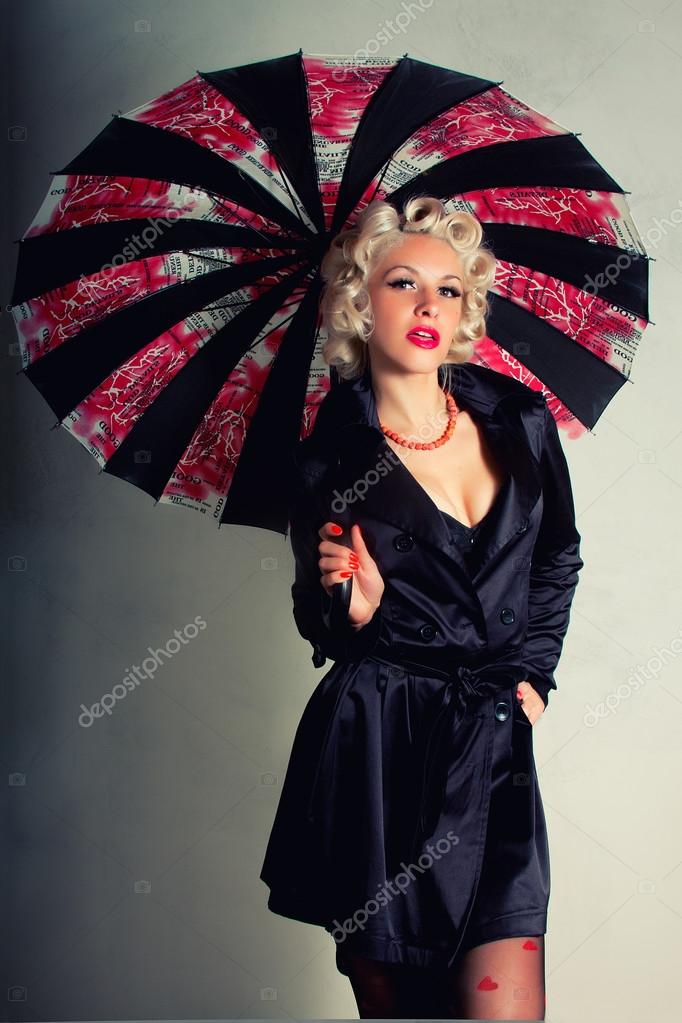 Эротичная шатенка с зонтиком на стуле