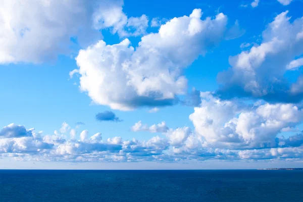 Sea, blue sky and clouds — Stock Photo, Image