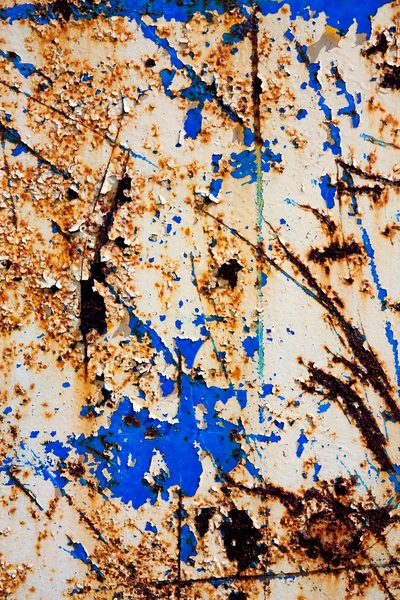 Металлокоррозионная текстура с треснувшей краской — стоковое фото