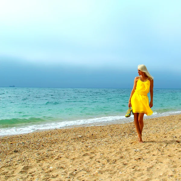 Hermosa chica rubia bronceada en el mar — Foto de Stock