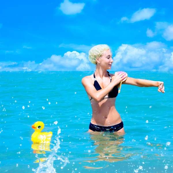 Une fille prend un bain dans la mer — Photo