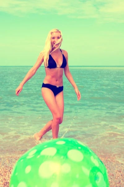 Ragazza che riposa sulla spiaggia — Foto Stock