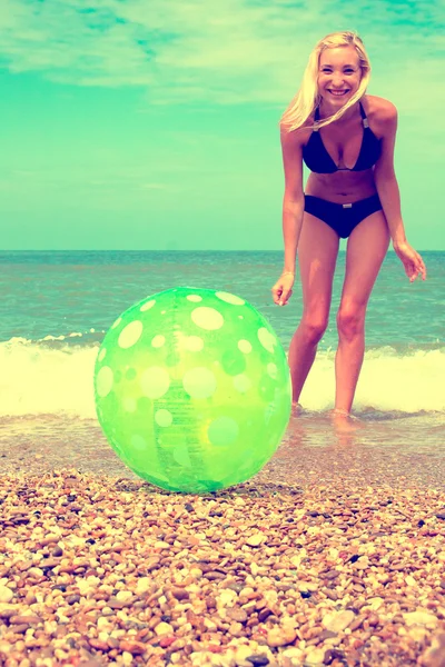 Fille reposant sur la plage — Photo