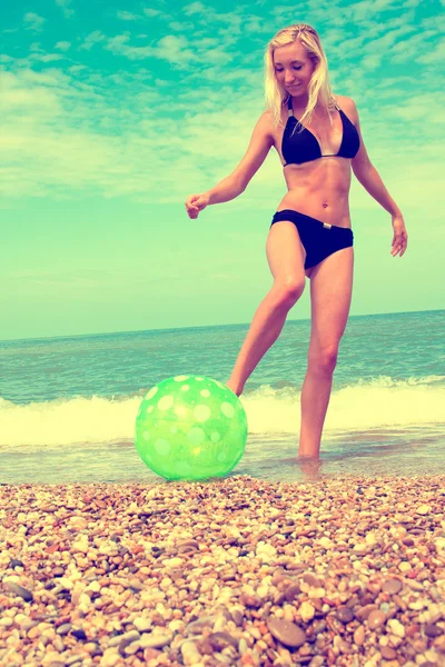 Ragazza che riposa sulla spiaggia — Foto Stock