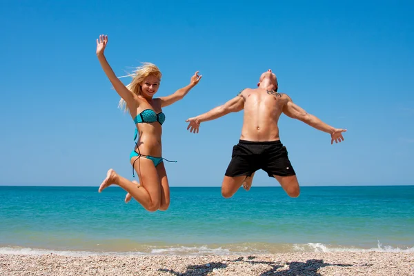 Pareja divirtiéndose en la playa — Foto de Stock