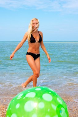 Kız sahilde dinleniyor.