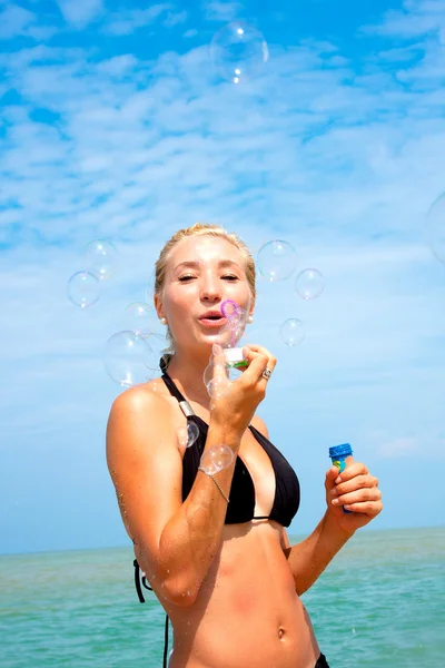 Joven chica rubia divirtiéndose en la playa —  Fotos de Stock