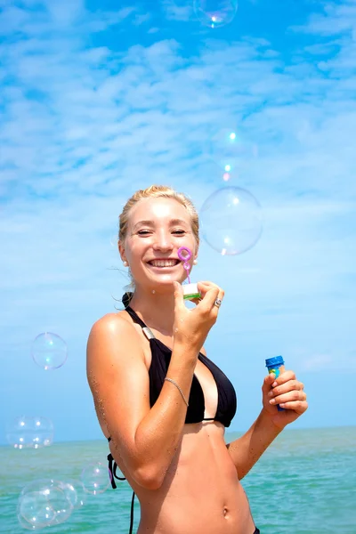 Joven chica rubia divirtiéndose en la playa — Foto de Stock